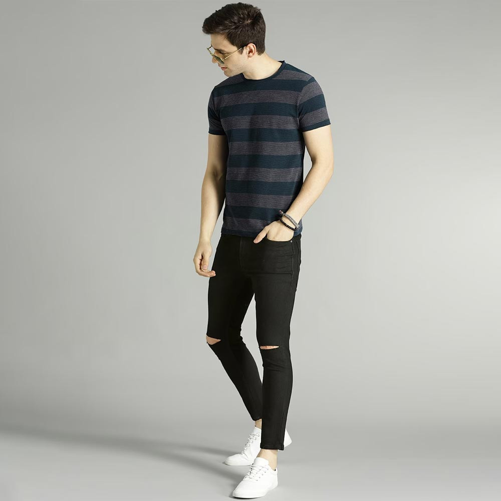 Men Black Skinny Fit Mid-Rise Slash Knee Stretchable Cropped Jeans