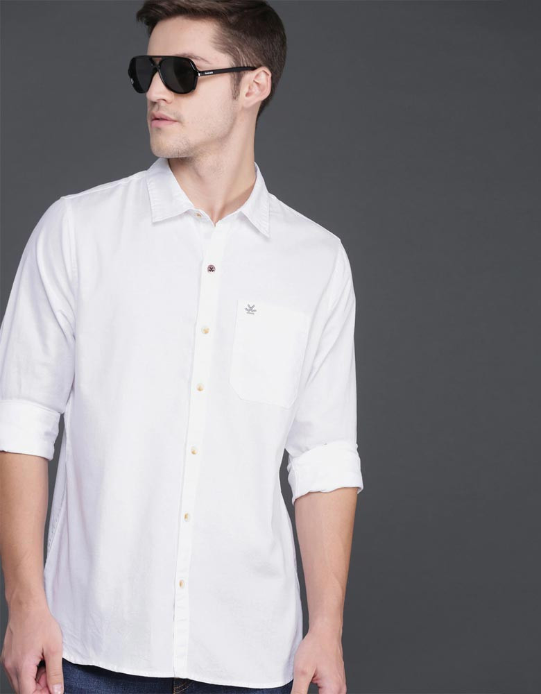 Men White Slim Fit Solid Casual Shirt